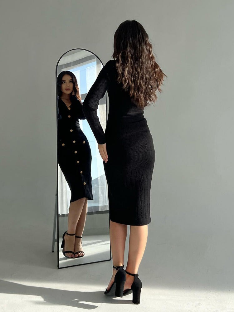 Beautifully Finished Dress in a Timeless Design