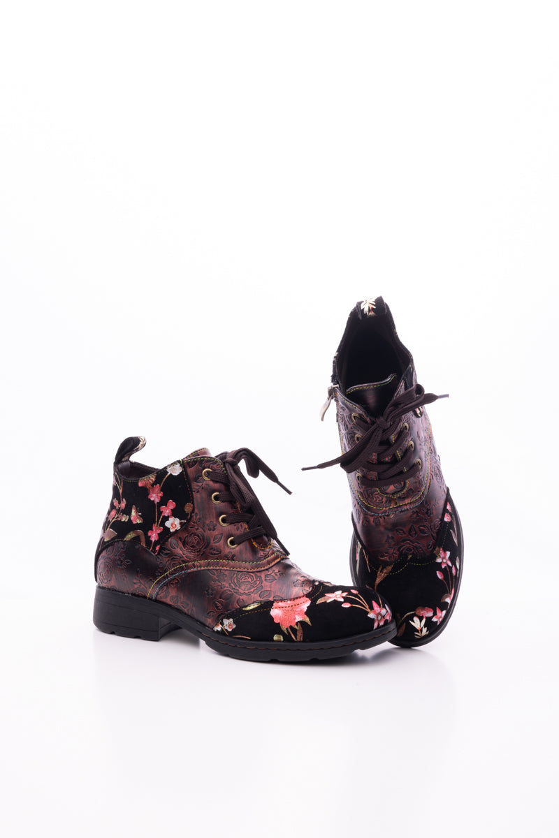 Beautifully Finished Boots in a Timeless Design