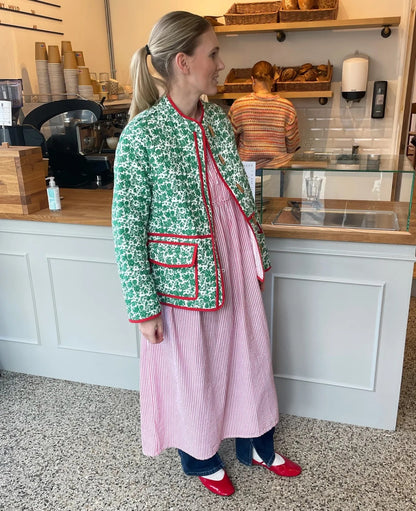 Effortlessly Elegant Jacket with a Timeless Design