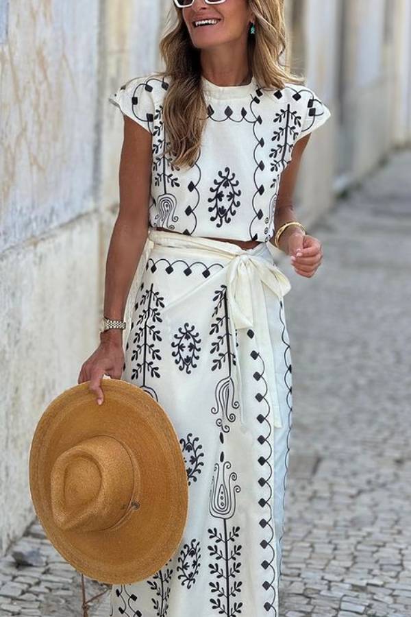 Effortlessly Elegant Garment with a Timeless Design