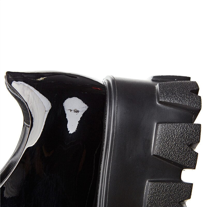Well Tailored Shoes with a Graceful Silhouette