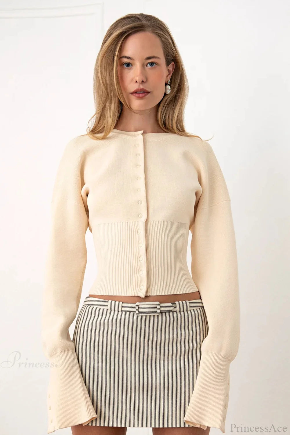 Effortlessly Elegant Cardigan with a Timeless Design