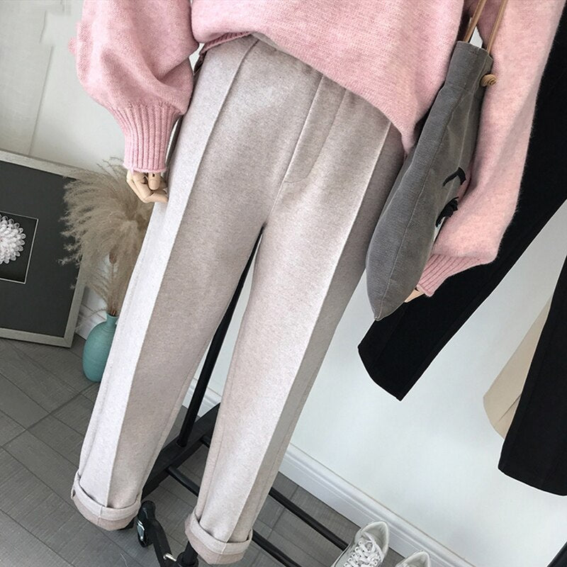 Effortlessly Elegant Pants with a Timeless Design