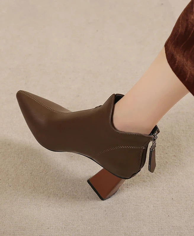 Effortlessly Elegant Boots with a Timeless Design