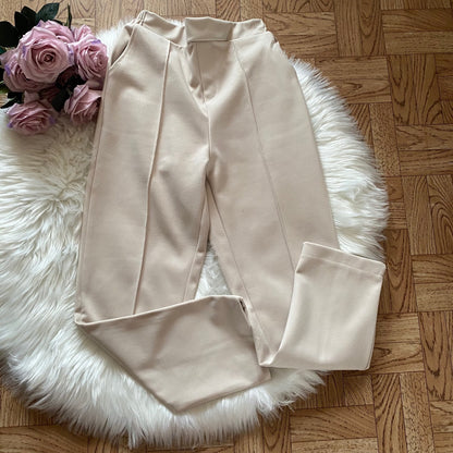 Effortlessly Elegant Pants with a Timeless Design