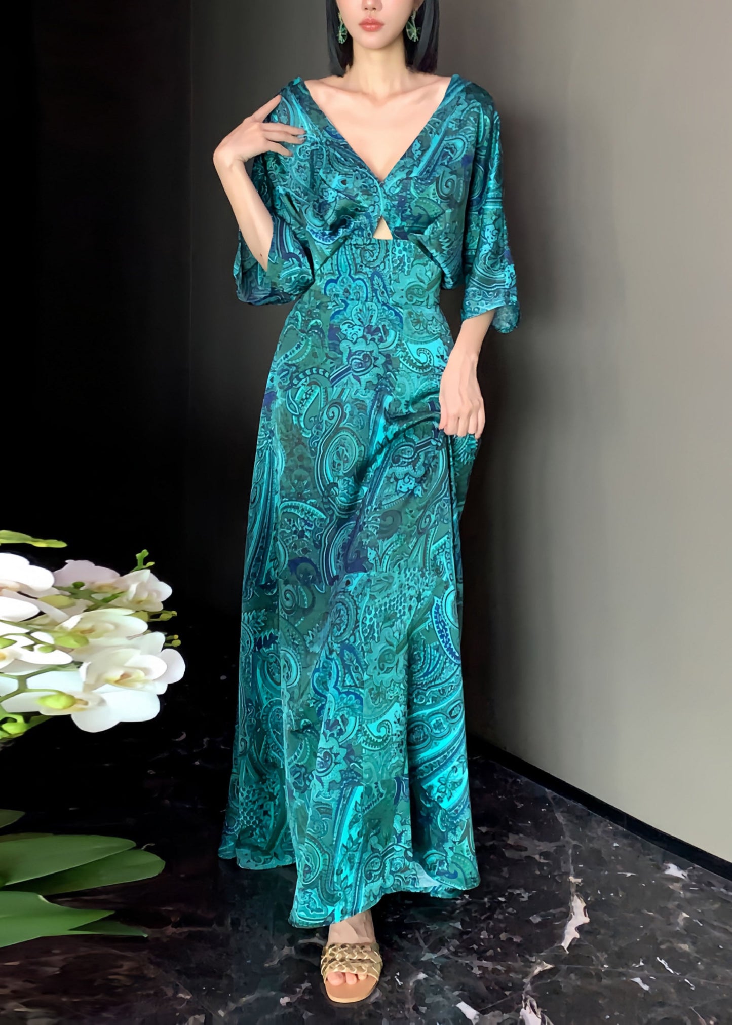 Beautifully Finished Dress in a Timeless Design