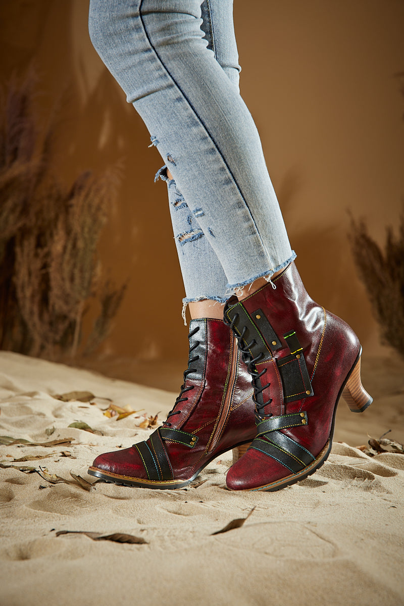 Effortlessly Elegant Boots with a Timeless Design