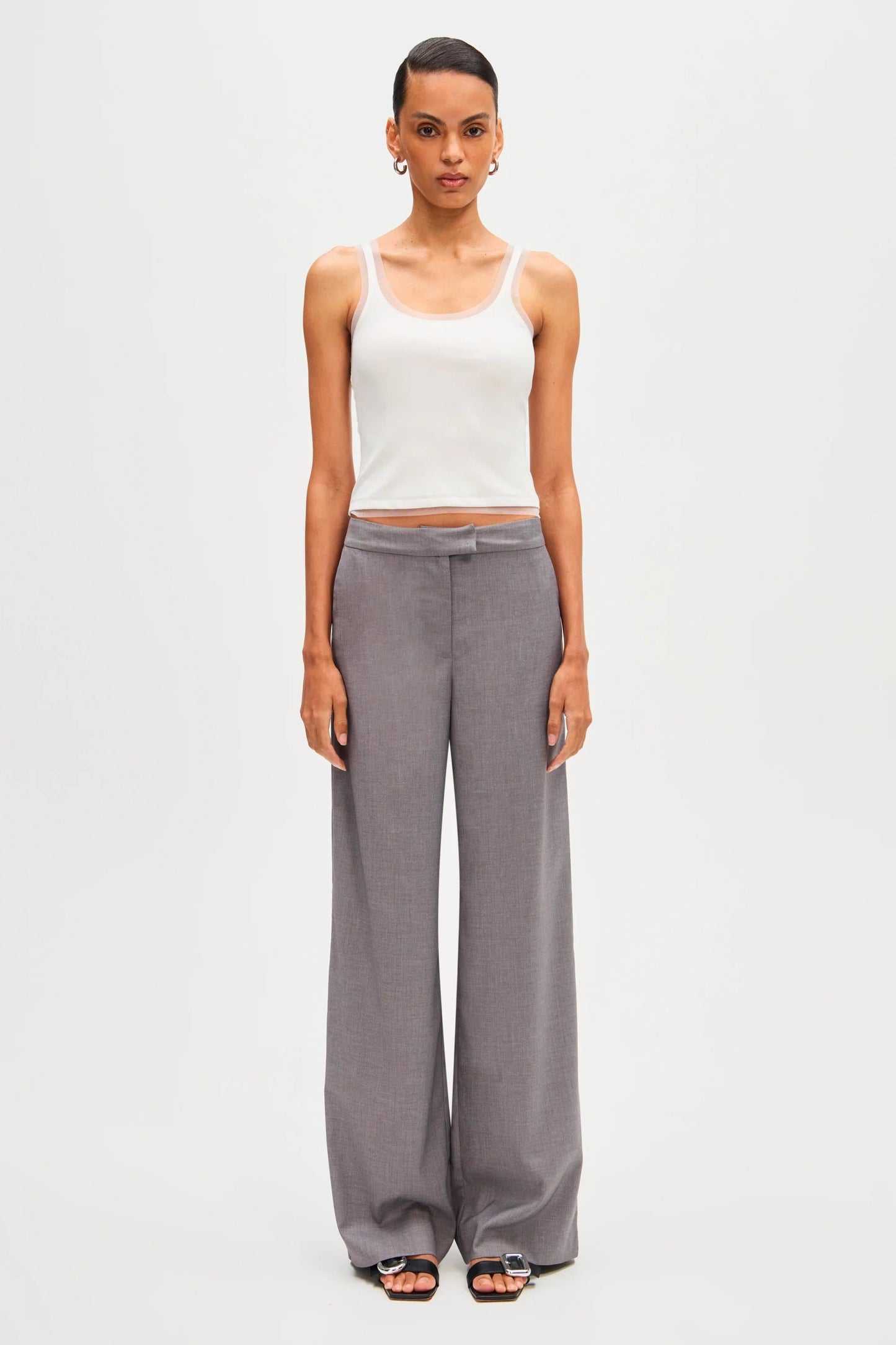 Effortlessly Elegant Pants with a Timeless Design