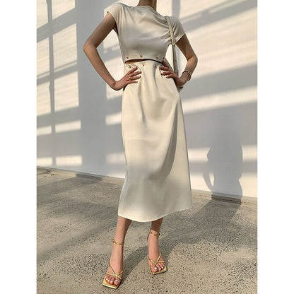 Well Tailored Dress with a Graceful Silhouette