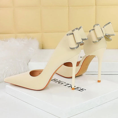 Effortlessly Elegant Heels with a Timeless Design
