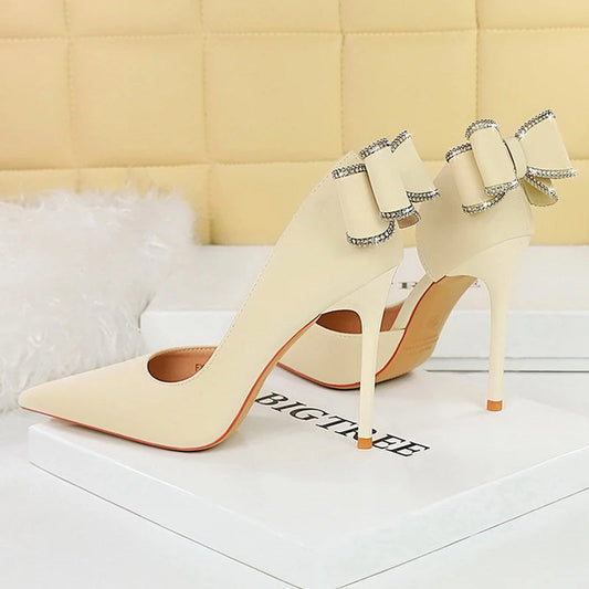 Effortlessly Elegant Heels with a Timeless Design