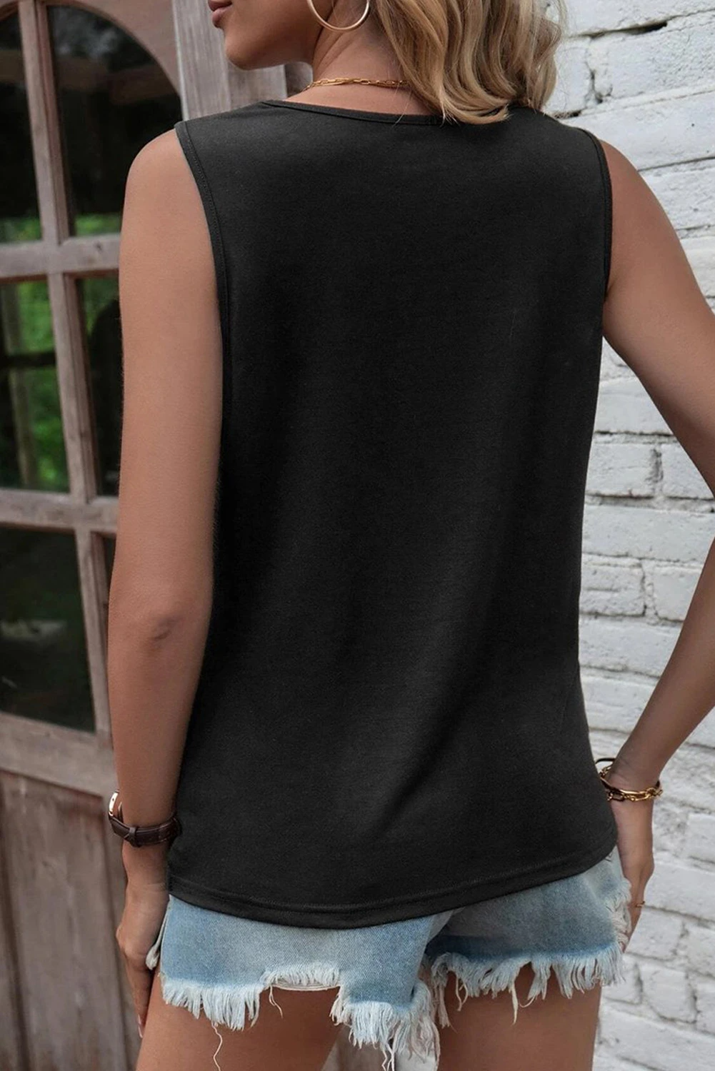 Beautifully Finished Top in a Timeless Design