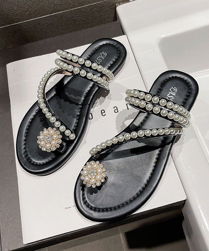 Well Tailored Sandals with a Graceful Silhouette