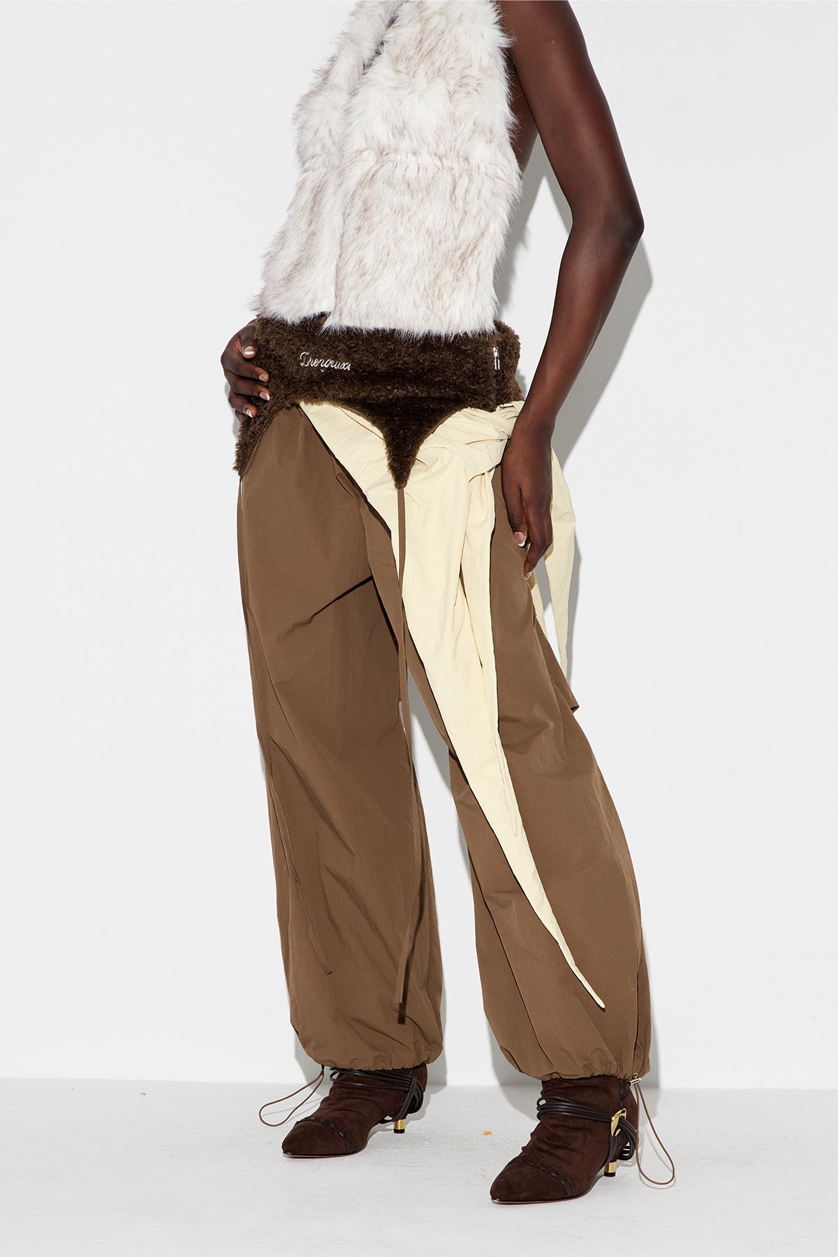 Effortlessly Elegant Pants with a Timeless Design