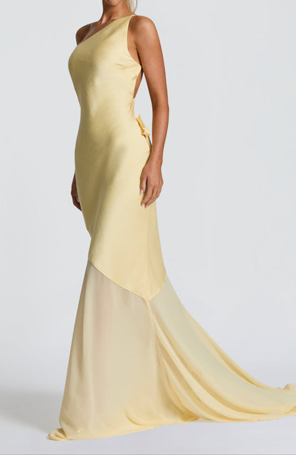 Sophisticated Garment with a Clean Classic Look