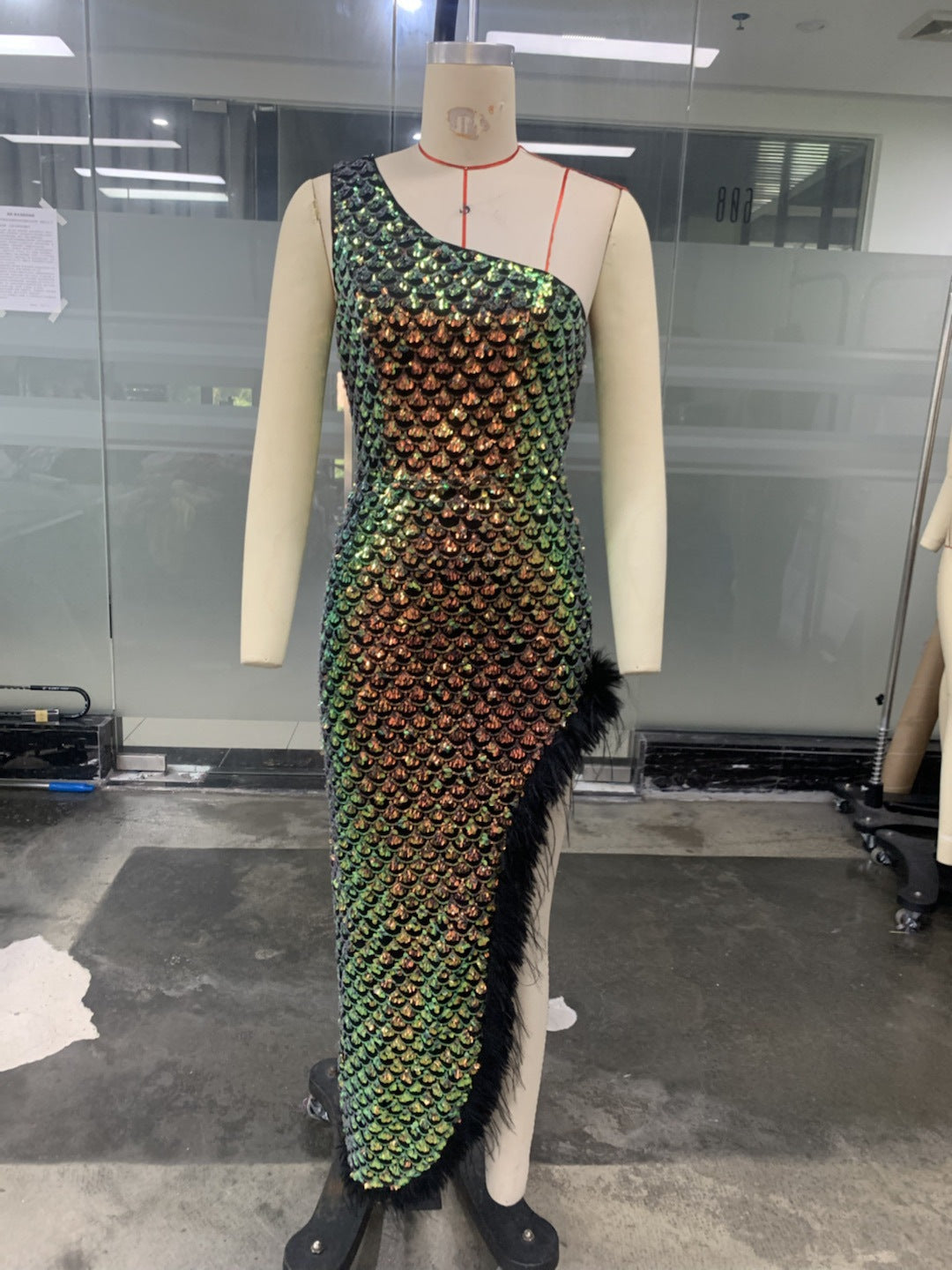 Beautifully Finished Dress in a Timeless Design
