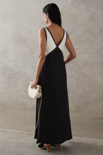 Effortlessly Elegant Dress with a Timeless Design