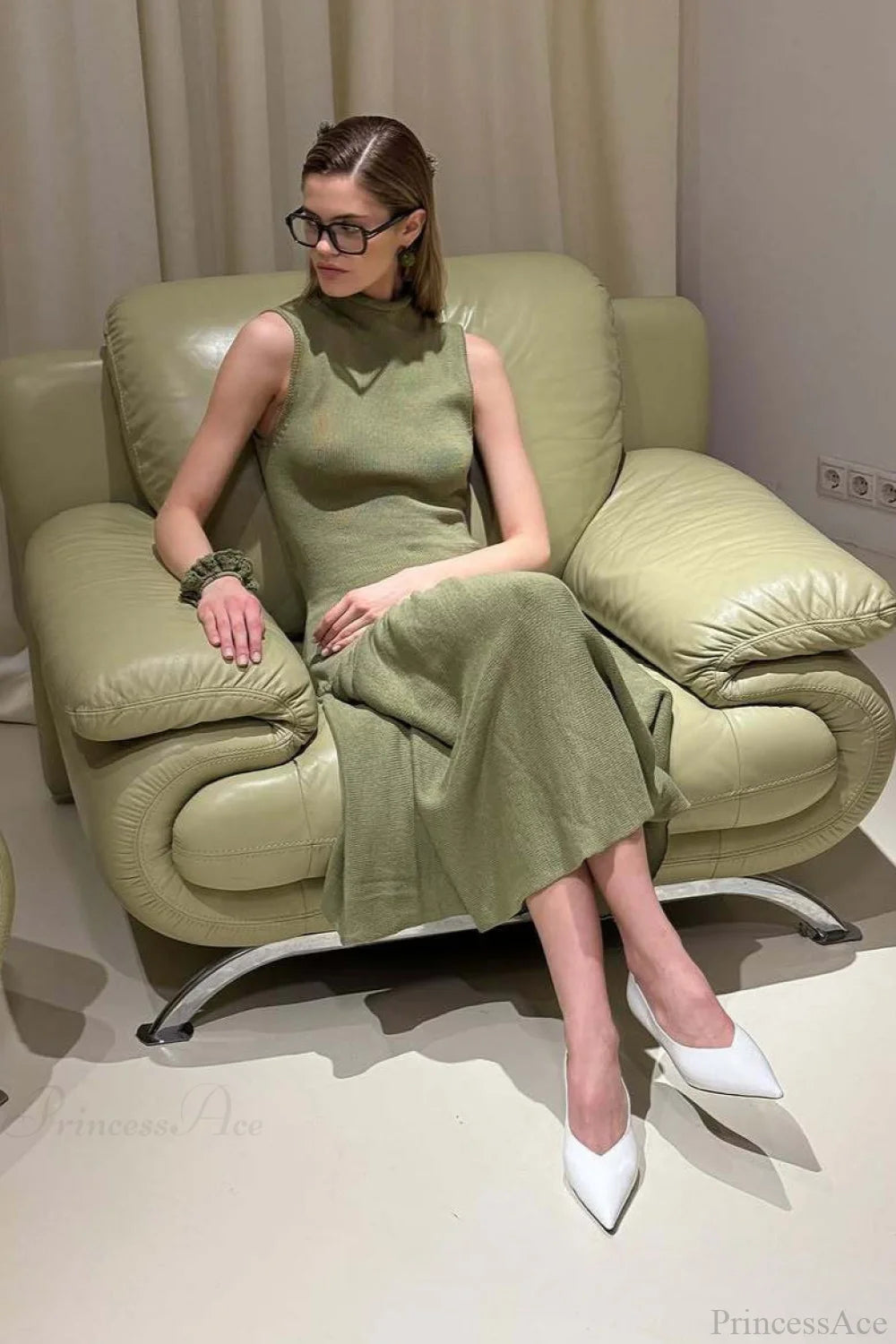 Effortlessly Elegant Dress with a Timeless Design