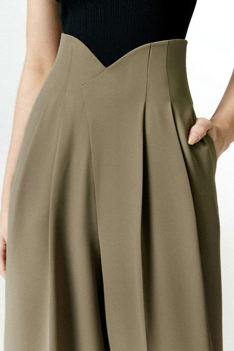 A Vintage Style Trousers with Delicate Timeless Details