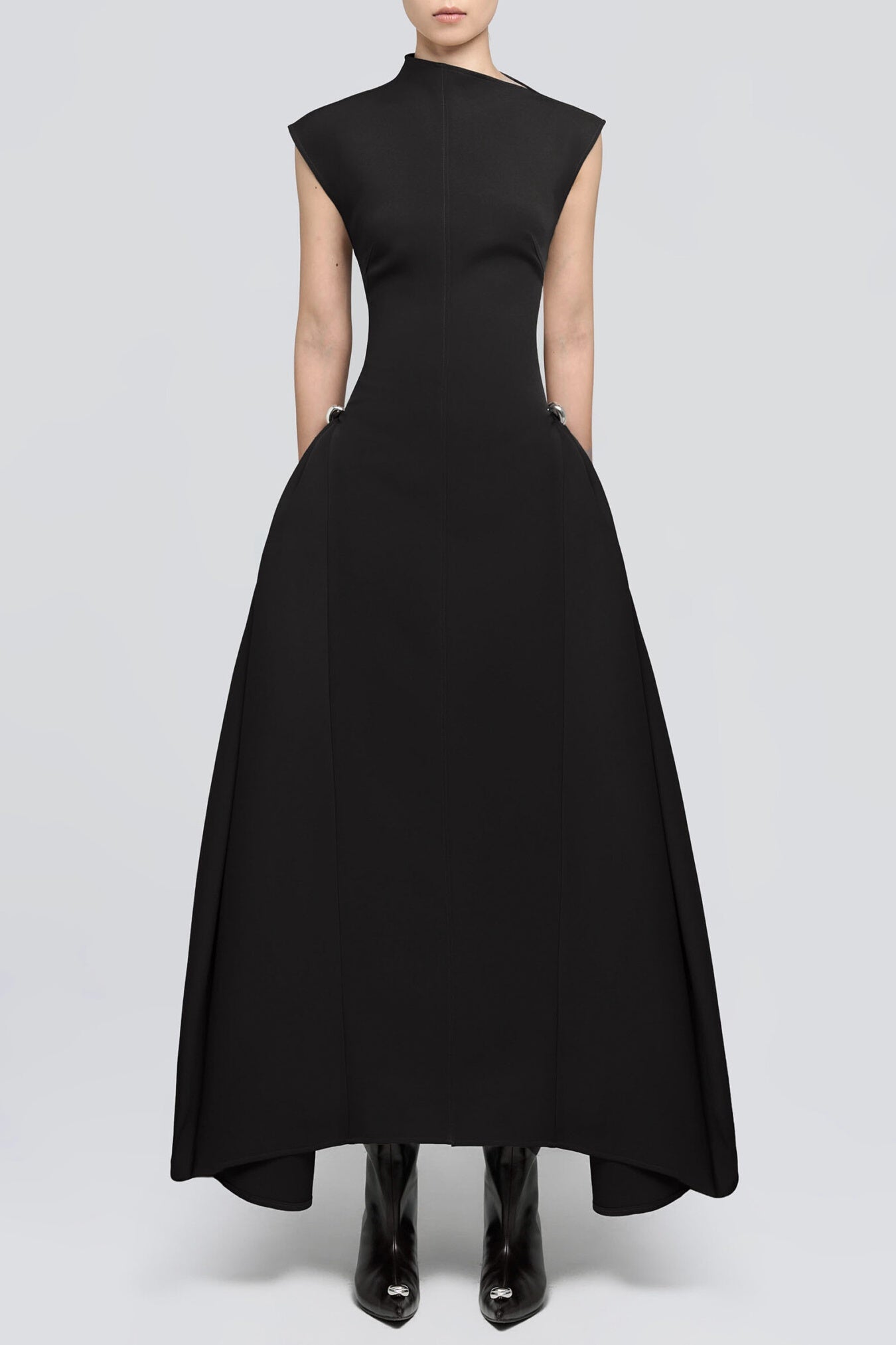 Well Tailored Dress with a Graceful Silhouette