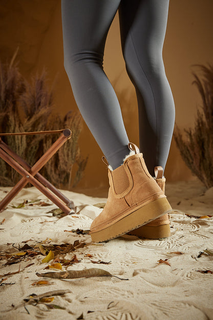 Effortlessly Elegant Boots with a Timeless Design