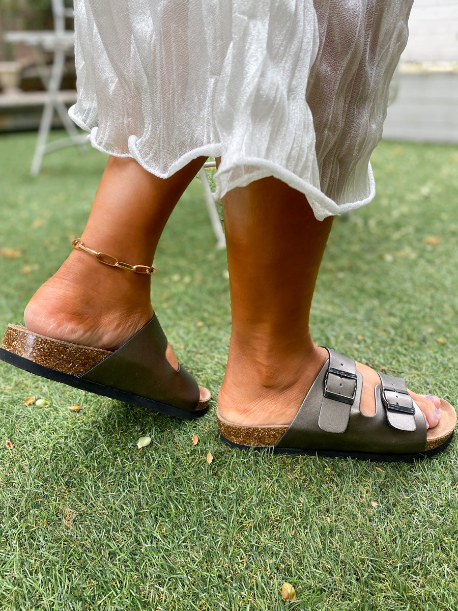 Well Tailored Sandals with a Graceful Silhouette