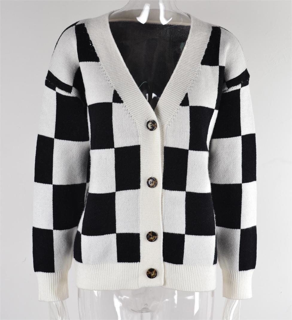 Well Tailored Cardigan with a Graceful Silhouette