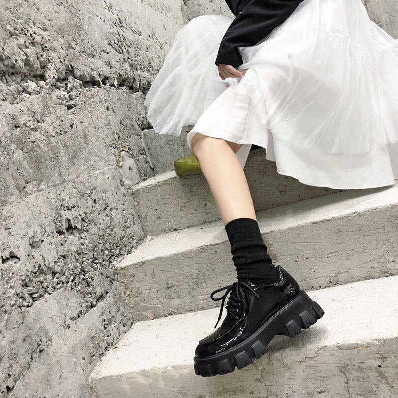 Well Tailored Shoes with a Graceful Silhouette
