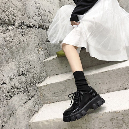 Well Tailored Shoes with a Graceful Silhouette