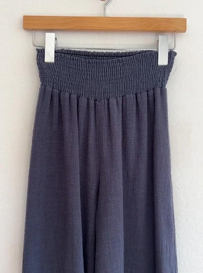 Effortlessly Elegant Trousers with a Timeless Design