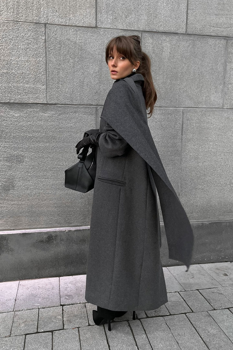 Well Tailored Coat with a Graceful Silhouette