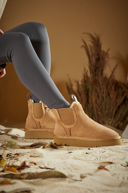Effortlessly Elegant Boots with a Timeless Design