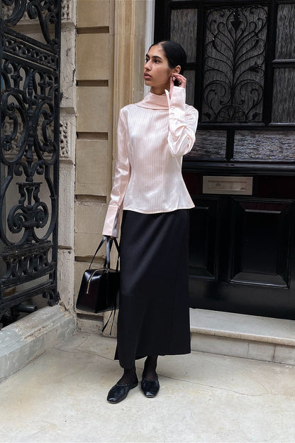 Effortlessly Elegant Blouse with a Timeless Design