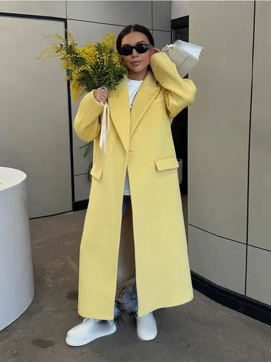 Well Tailored Coat with a Graceful Silhouette