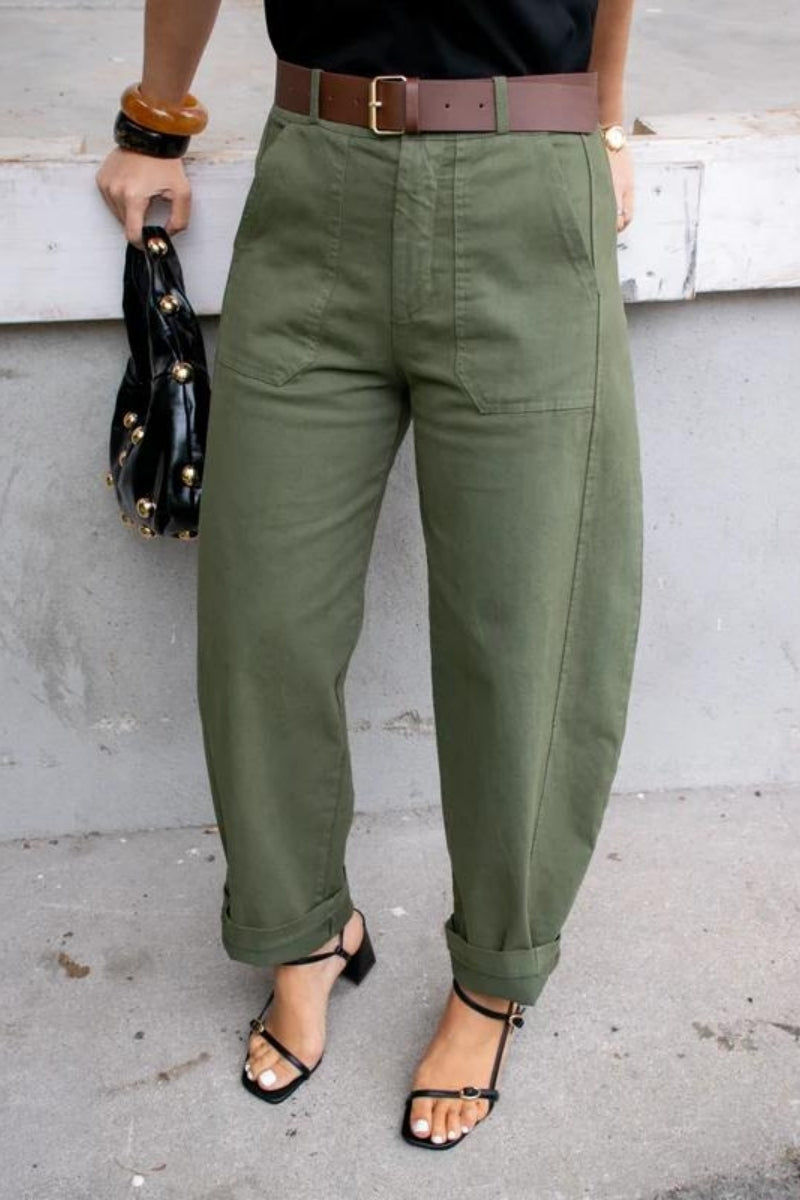 Effortlessly Elegant Pants with a Timeless Design