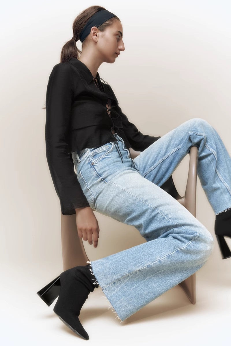 Effortlessly Elegant Boots with a Timeless Design