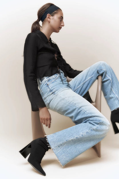 Effortlessly Elegant Boots with a Timeless Design