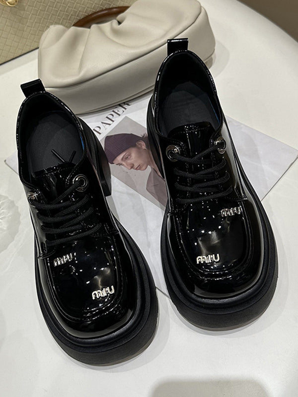 Effortlessly Elegant Shoes with a Timeless Design