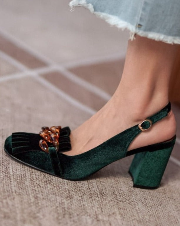 Well Tailored Sandals with a Graceful Silhouette