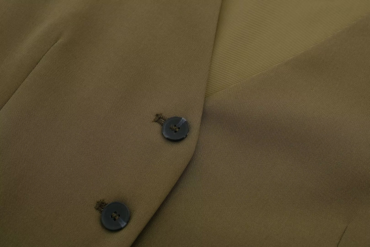 Effortlessly Elegant Trousers with a Timeless Design