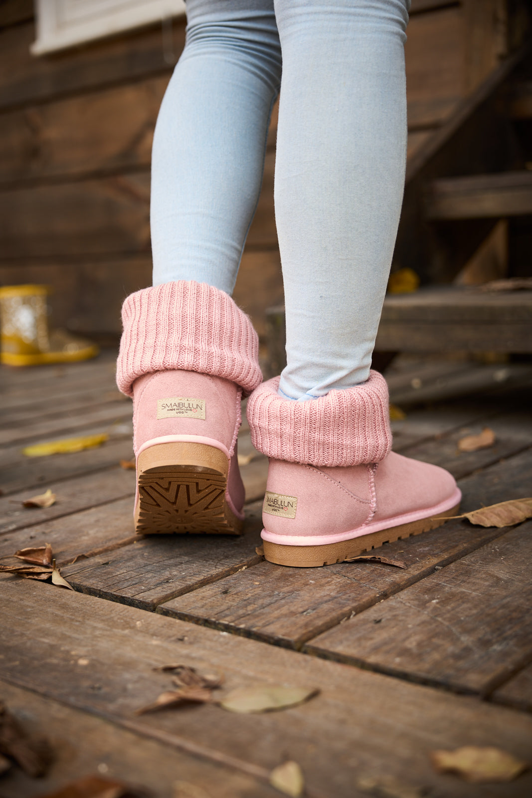 Effortlessly Elegant Boots with a Timeless Design