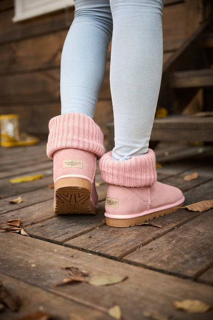 Effortlessly Elegant Boots with a Timeless Design