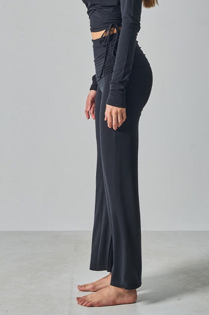 Effortlessly Elegant Pants with a Timeless Design