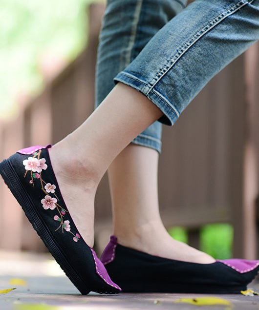 Effortlessly Elegant Shoes with a Timeless Design