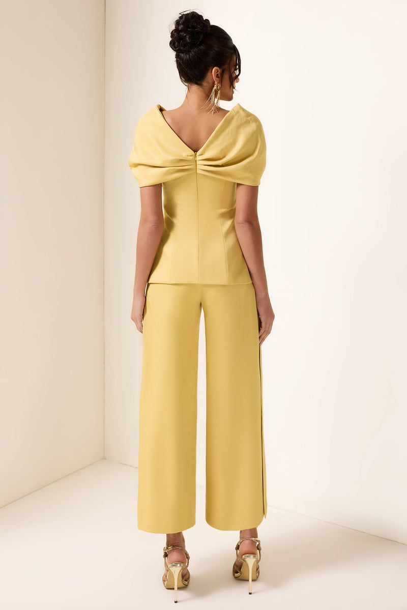 Effortlessly Elegant Pants with a Timeless Design