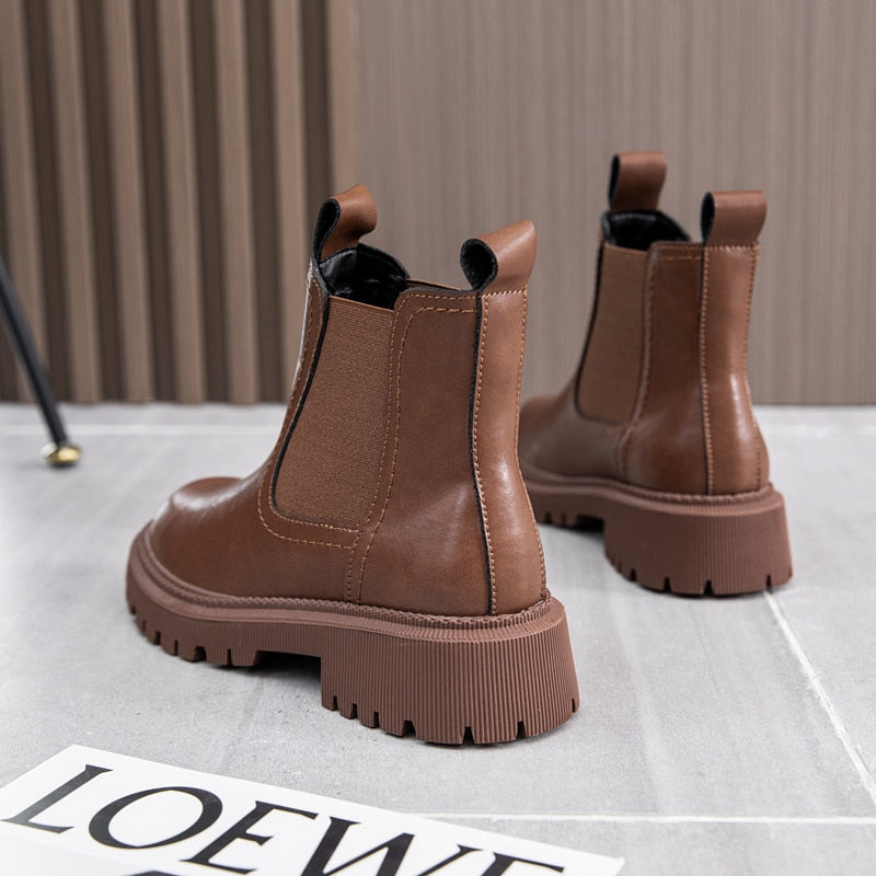Effortlessly Elegant Boots with a Timeless Design