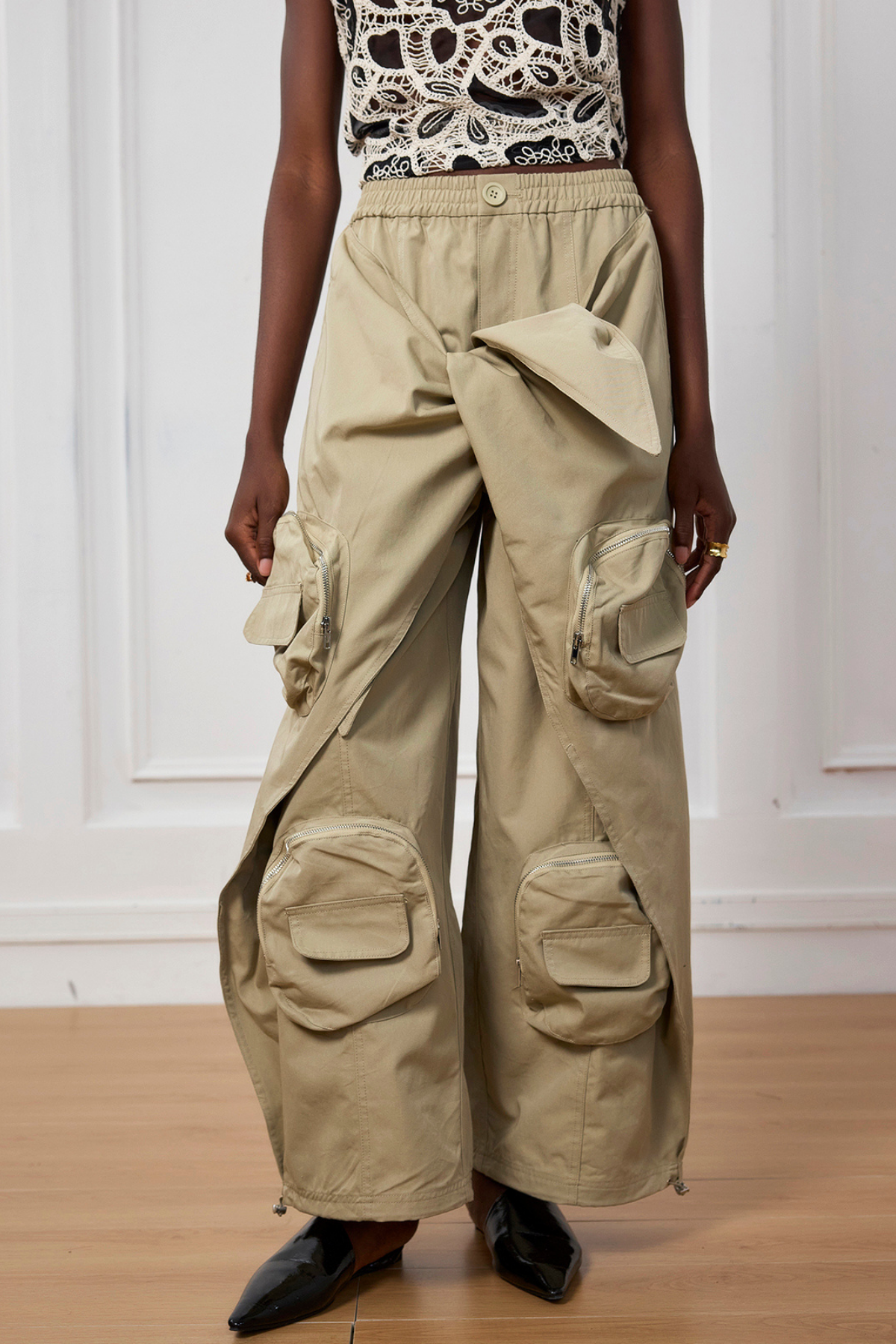 Effortlessly Elegant Pants with a Timeless Design