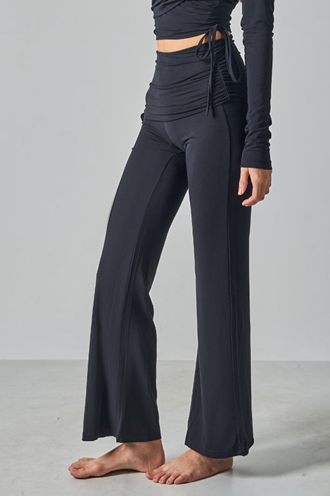 Effortlessly Elegant Pants with a Timeless Design