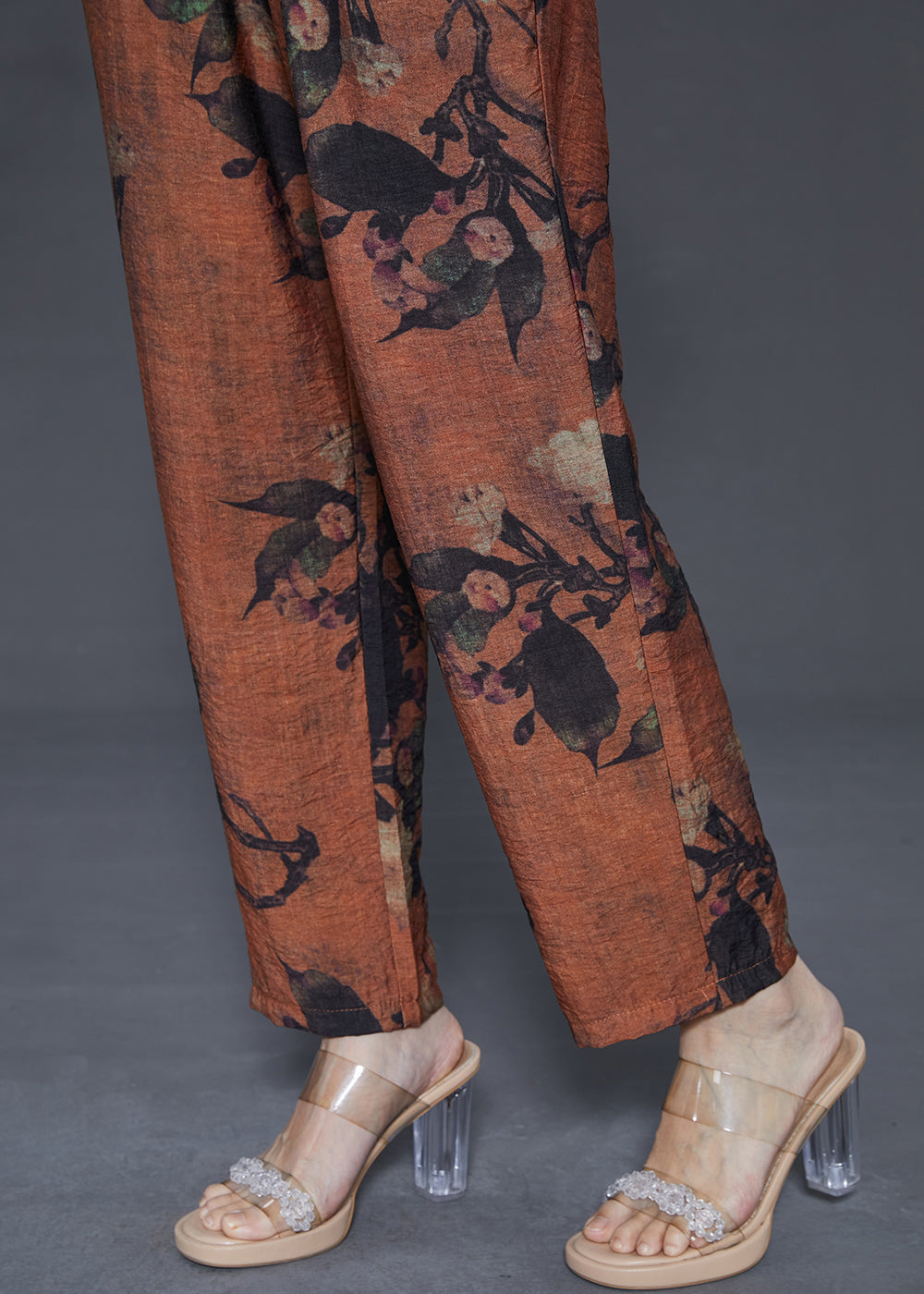 Effortlessly Elegant Pants with a Timeless Design