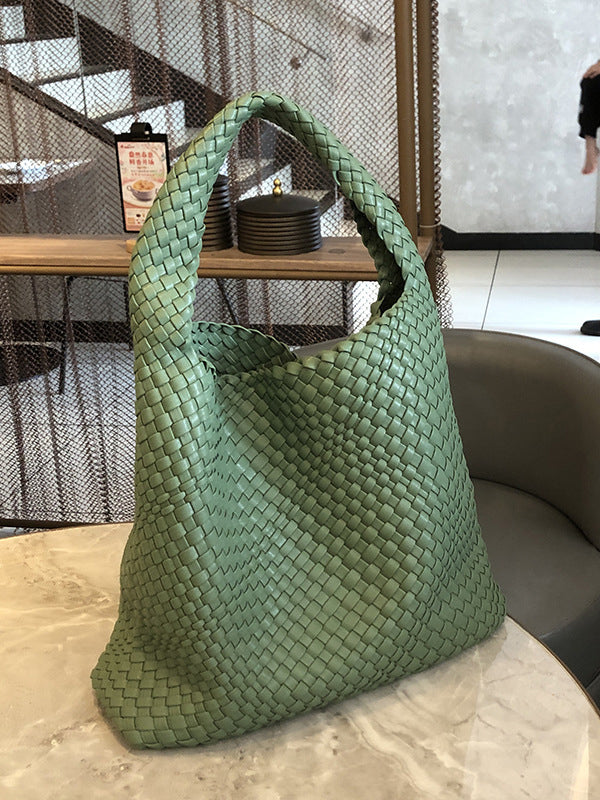 Well Tailored Bag with a Graceful Silhouette